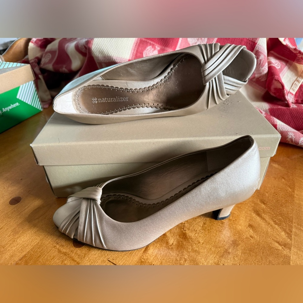 Naturalizer champagne open toe pumps size 7.5